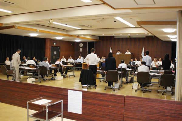 5 members stood up voting for the amendments to the budget, which was proposed for the first time in 4 years. Group of two consist of outsiders in their 20s is bringing a change in the Council (Photo: the KUMANOSHINBUN) 